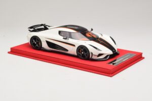 Koenigsegg Regera Weiß mit Schwarzem Carbon FrontiArt 1:18 REMC043 Resin — Bild 4 von 7