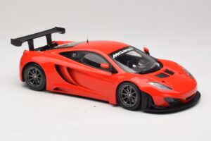 McLaren MP4-12C GT3 Rot 2013 Minichamps 1:18 151121392 Druckguss — Bild 4 von 6