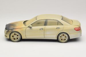 Mercedes E-Class W212 Verbranntes Dubai Kunstauto Minichamps 1:18 MB008 Druckguss — Bild 3 von 6
