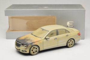Mercedes E-Class W212 Verbranntes Dubai Kunstauto Minichamps 1:18 MB008 Druckguss — Bild 6 von 6