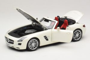 Mercedes SLS AMG Roadster Mystic White II Minichamps 1:18 B66960079 Druckguss — Bild 3 von 9