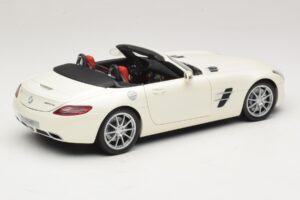Mercedes SLS AMG Roadster Mystic White II Minichamps 1:18 B66960079 Druckguss — Bild 4 von 9