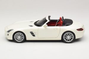 Mercedes SLS AMG Roadster Mystic White II Minichamps 1:18 B66960079 Druckguss — Bild 5 von 9