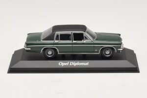 Opel Diplomat B Dunkelgrün Maxichamps 1:43 940046070 Druckguss