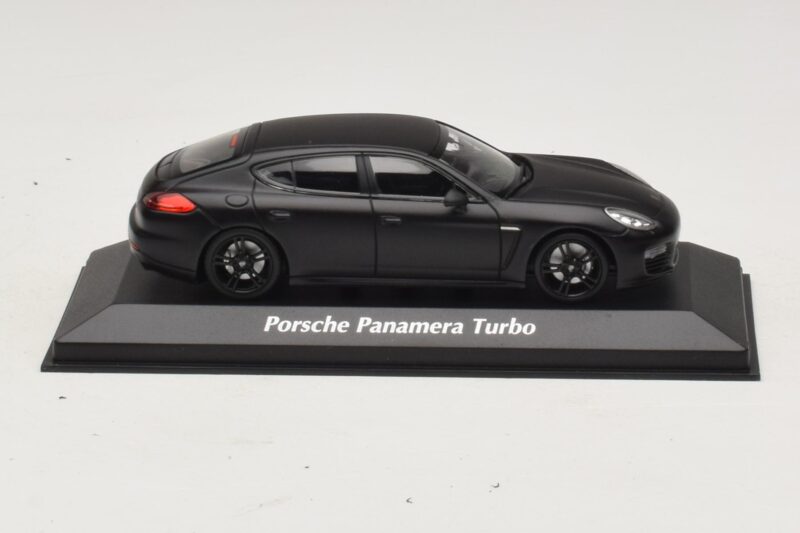 Porsche Panamera 970 Turbo Mattschwarz Maxichamps 1:43 940062370 Druckguss