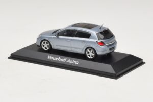 Vauxhall Astra H Sedan Hellblau Metallic Minichamps 1:43 ASTRA007 Druckguss — Bild 3 von 4