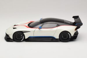 Aston Martin Vulcan Stratus White Mit Blauen und Roten Streifen AUTOart 1:18 70261 Komposit — Bild 4 von 8