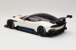 Aston Martin Vulcan Stratus White Mit Blauen und Roten Streifen AUTOart 1:18 70261 Komposit — Bild 7 von 8