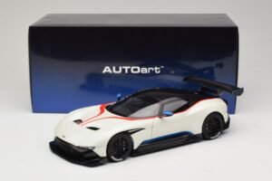 Aston Martin Vulcan Stratus White Mit Blauen und Roten Streifen AUTOart 1:18 70261 Komposit — Bild 8 von 8