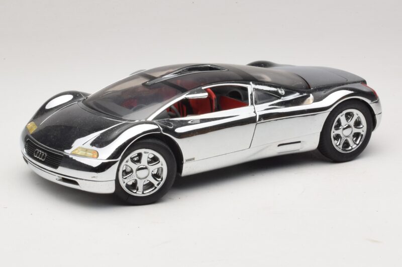 Audi Avus Quattro Chrome Silver Revell 1:18 08830 Druckguss