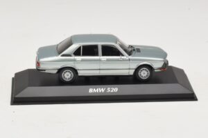 BMW 520 E12 Hellblau Metallic Maxichamps 1:43 940023002 Druckguss