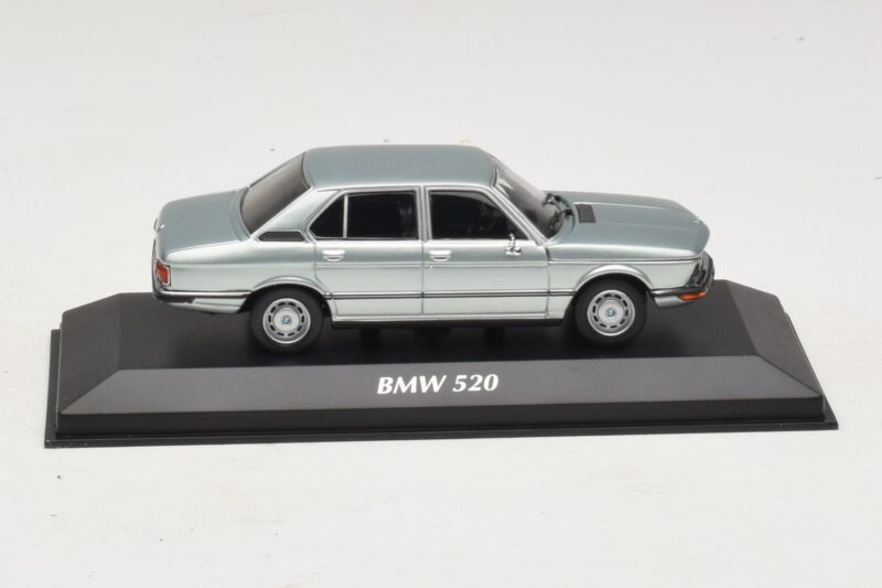 BMW 520 E12 Hellblau Metallic Maxichamps 1:43 940023002 Druckguss