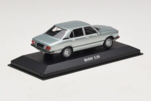 BMW 520 E12 Hellblau Metallic Maxichamps 1:43 940023002 Druckguss — Bild 2 von 5