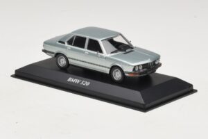 BMW 520 E12 Hellblau Metallic Maxichamps 1:43 940023002 Druckguss — Bild 3 von 5