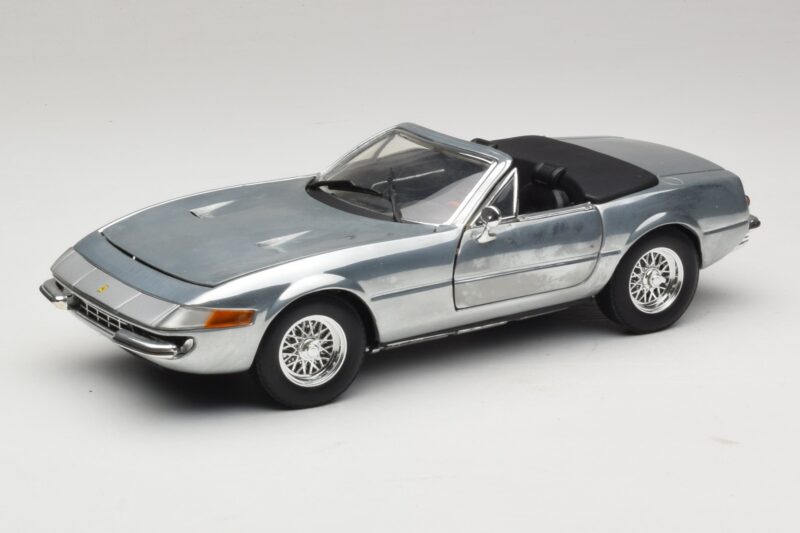 Ferrari 365 GTS Chrome Silver Hot Wheels 1:18 25738 Druckguss