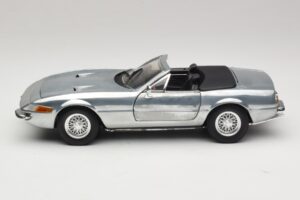 Ferrari 365 GTS Chrome Silver Hot Wheels 1:18 25738 Druckguss — Bild 4 von 8
