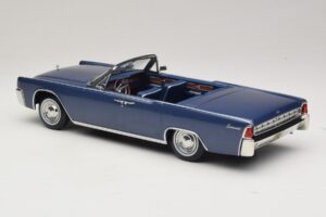 Lincoln Continental Convertible Blau Metallic The Lincoln Lawyer KK-Scale 1:18 KKDC181522 Druckguss — Bild 6 von 7