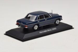 Mercedes 200D W115 Blau Maxichamps 1:43 940034000 Druckguss — Bild 2 von 5