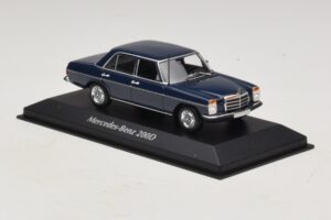 Mercedes 200D W115 Blau Maxichamps 1:43 940034000 Druckguss — Bild 3 von 5