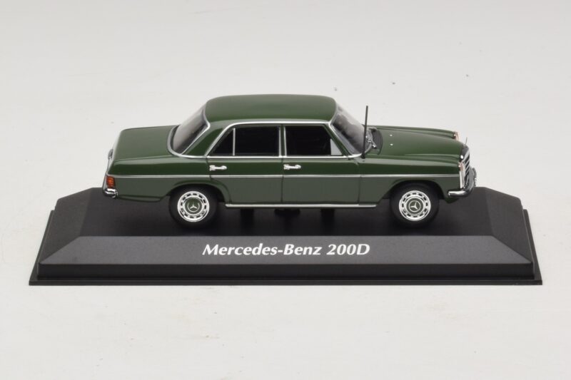 Mercedes 200D W115 Dunkelgrün Maxichamps 1:43 940034001 Druckguss