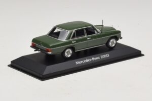 Mercedes 200D W115 Dunkelgrün Maxichamps 1:43 940034001 Druckguss — Bild 2 von 5
