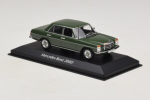 Mercedes 200D W115 Dunkelgrün Maxichamps 1:43 940034001 Druckguss — Bild 3 von 5