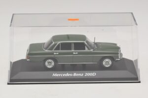 Mercedes 200D W115 Dunkelgrün Maxichamps 1:43 940034001 Druckguss — Bild 4 von 5