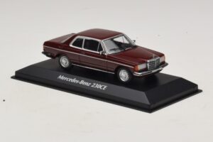 Mercedes 230 CE C123 Rot Maxichamps 1:43 940032221 Druckguss — Bild 3 von 5