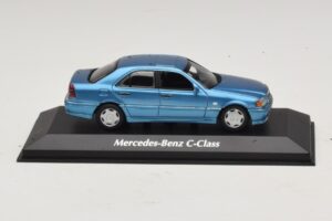 Mercedes C-Class W202 Blau Metallic Maxichamps 1:43 940037060 Druckguss