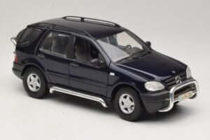 Mercedes ML320 W163 Blau Maisto 1:18 31847 Druckguss — Bild 6 von 8