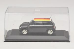 Mini Cooper One R50 Grün Mit Deutscher Flagge Minichamps 1:43 MINI033 Druckguss — Bild 4 von 5