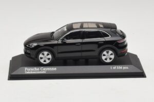 Porsche Cayenne Schwarz Metallic Minichamps 1:43 410066301 Druckguss