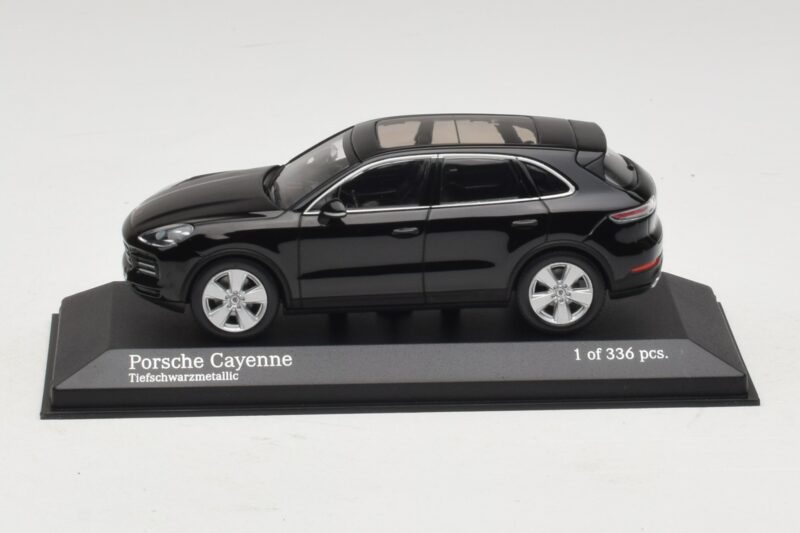 Porsche Cayenne Schwarz Metallic Minichamps 1:43 410066301 Druckguss