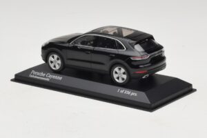 Porsche Cayenne Schwarz Metallic Minichamps 1:43 410066301 Druckguss — Bild 3 von 5