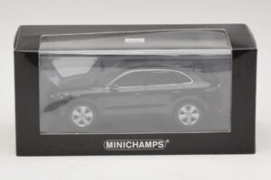 Porsche Cayenne Schwarz Metallic Minichamps 1:43 410066301 Druckguss — Bild 5 von 5