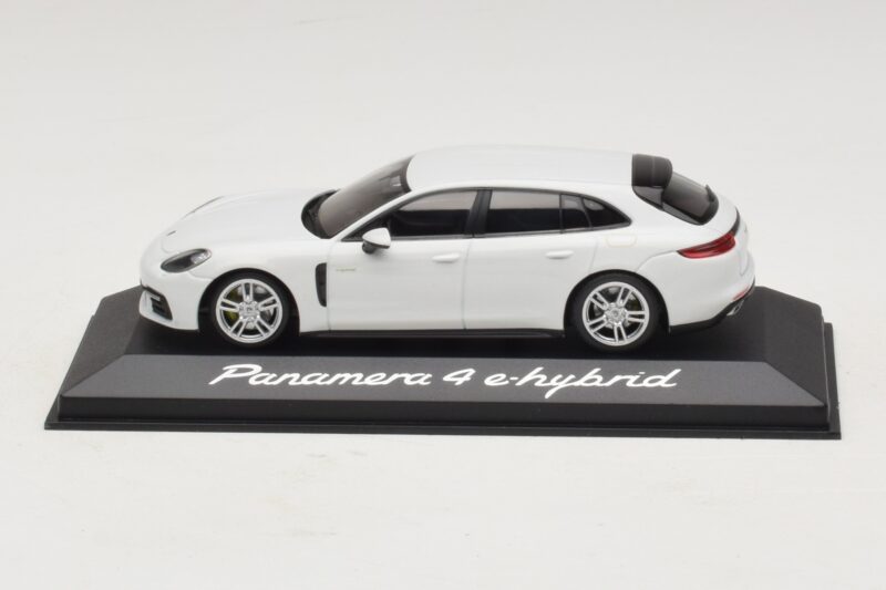 Porsche Panamera 971 4 E-Hybrid Weiß Minichamps 1:43 Porsche Panamera 971 4 E-Hybrid Weiß Minichamps 1:43 WAP0207620H Druckguss