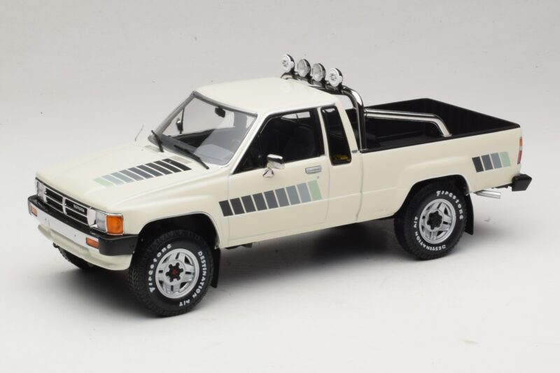 Toyota Hilux N50 Xtra Cab 4x4 Weiß KK-Scale 1:18 KKDC181564 Druckguss