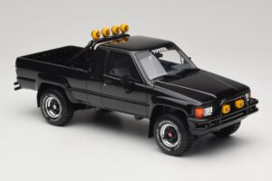Toyota Hilux N60 SR5 Back to the Future II Hochglanz Schwarz Otto 1:18 OT481 Resin — Bild 4 von 6