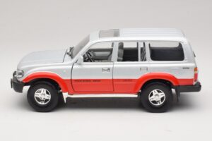 Toyota Land Cruiser J80 Silber Rot Road Legends 1:18 92098 Druckguss — Bild 4 von 8