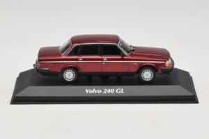 Volvo 240 GL Dark Red Metallic Maxichamps 1:43 940171401 Druckguss