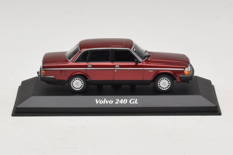 Volvo 240 GL Dark Red Metallic Maxichamps 1:43 940171401 Druckguss
