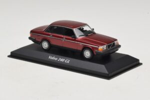 Volvo 240 GL Dark Red Metallic Maxichamps 1:43 940171401 Druckguss — Bild 3 von 5